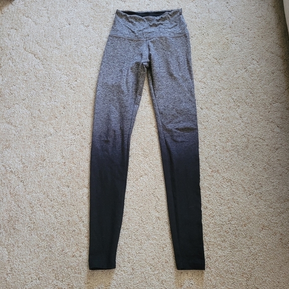Beyond Yoga Grey Leggings - Picture 1 of 6